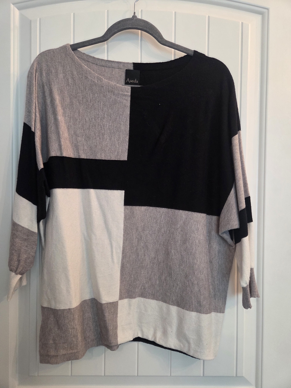 Aaeda Colorblock Tunic Sweater in Black, Gray & White